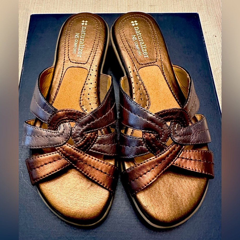 Brand New - No Tag - Women’s Naturalizer N5 Comfort slip-on sandals. Size 6W.